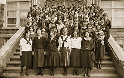 In the early 1920s, students pose on the front steps of Lausanne Hall, which housed Willamette’s Women’s College.